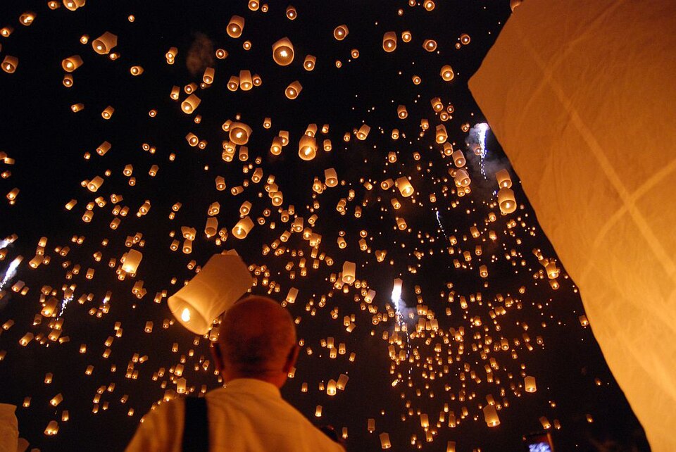 Yi Peng is a Northern Thai tradition in Chiang Mai, which differs from Loy Krathong.